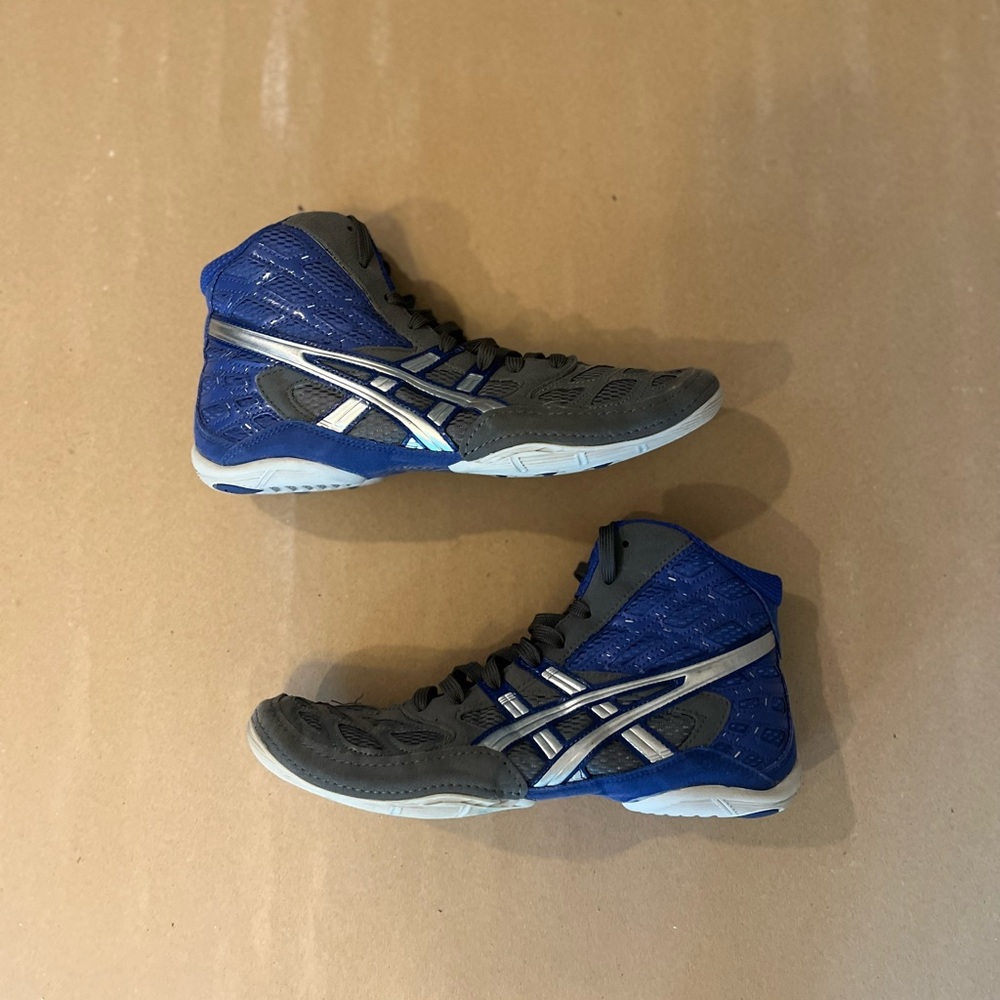 “Size 8” ASICS Wrestling Shoes
